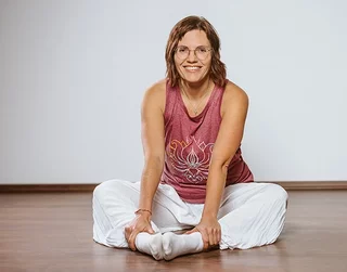 Bild der Physiotherapeutin Anja Klink am Fuß der Webseite