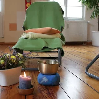 Gemütliche Meditations-Atmosphäre vorbereitet von Therapeutin Anja Klink