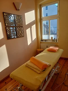 Therapieraum mit Liege in der Physiotherapie-Praxis in Pankow